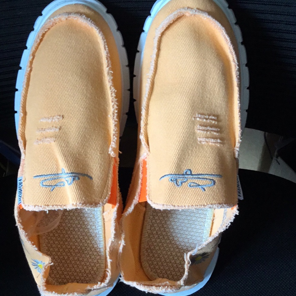 Men Casual Slip-On Sneakers in Peach